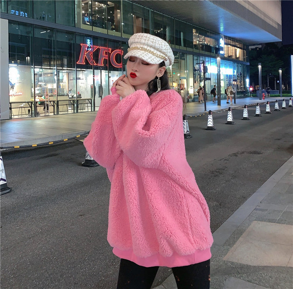 Μοντέρνο φαρδύ γυναικείο πουλόβερ  με ωοειδές λαιμόκοψη σε ροζ και κόκκινο χρώμα