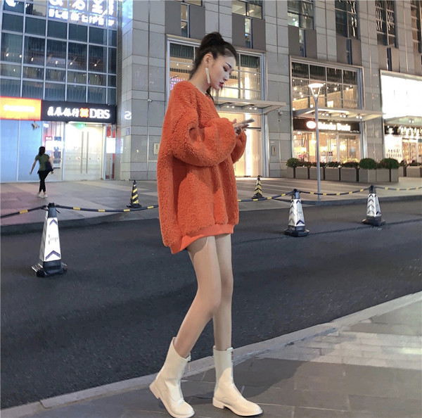 Μοντέρνο φαρδύ γυναικείο πουλόβερ  με ωοειδές λαιμόκοψη σε ροζ και κόκκινο χρώμα