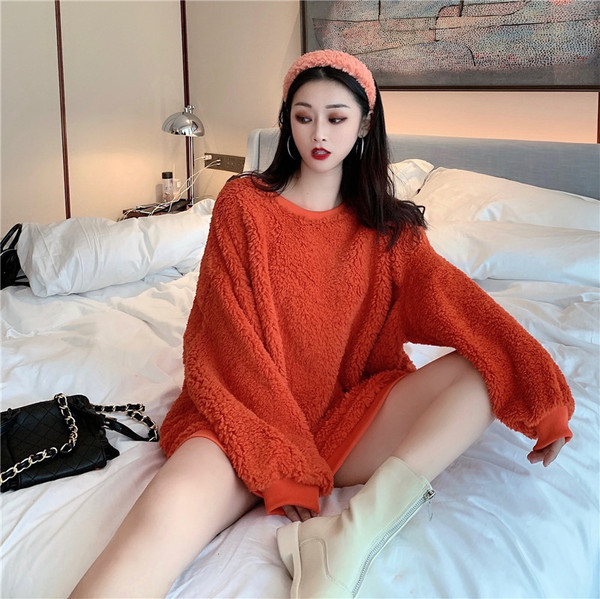 Μοντέρνο φαρδύ γυναικείο πουλόβερ  με ωοειδές λαιμόκοψη σε ροζ και κόκκινο χρώμα