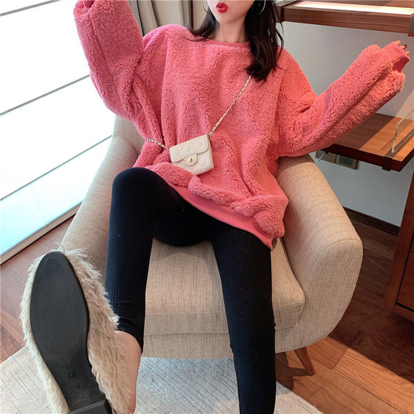 Μοντέρνο φαρδύ γυναικείο πουλόβερ  με ωοειδές λαιμόκοψη σε ροζ και κόκκινο χρώμα