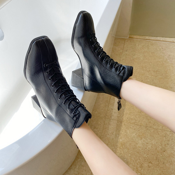 Cizme de dama din piele cu toc gros si sireturi in negru si bej