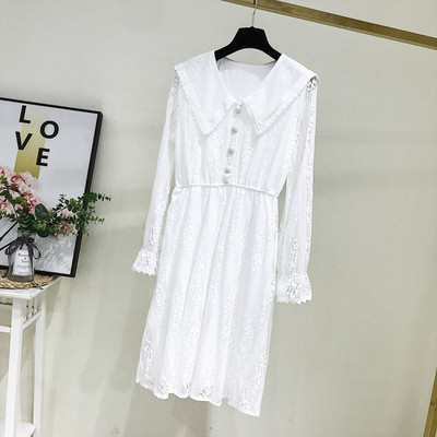 Új modell női csipkeruha fehér és fekete gombokkal