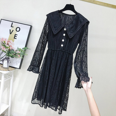 Új modell női csipkeruha fehér és fekete gombokkal