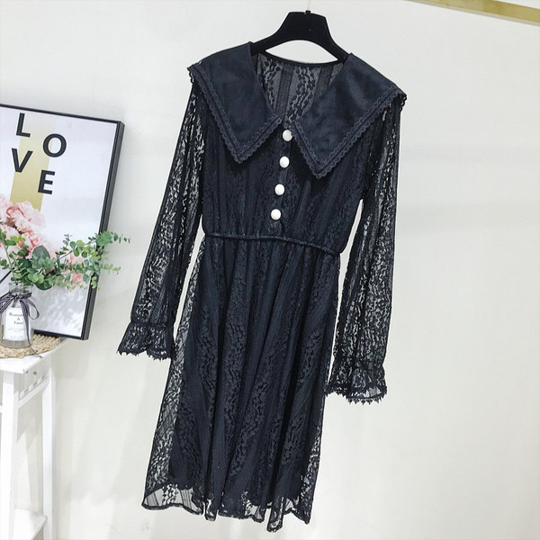 Új modell női csipkeruha fehér és fekete gombokkal