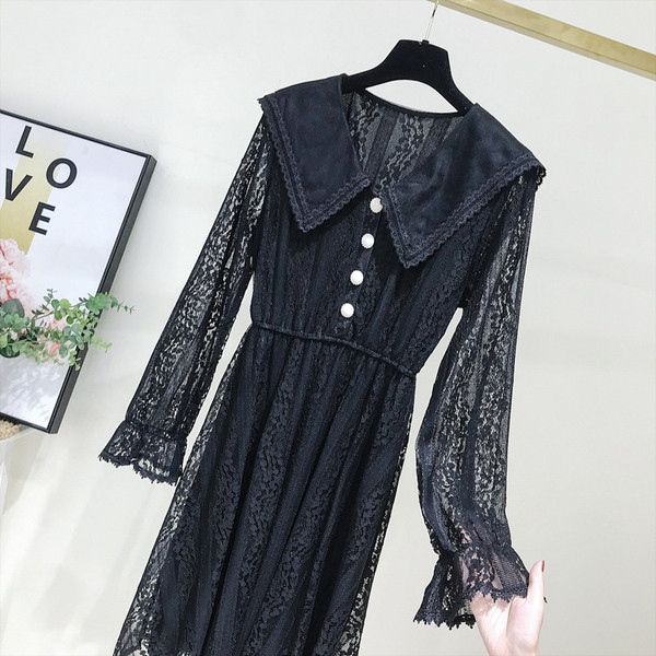 Új modell női csipkeruha fehér és fekete gombokkal