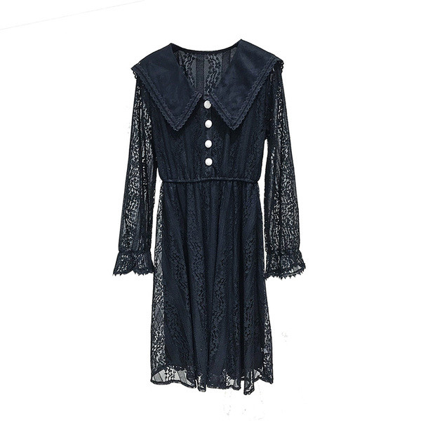 Új modell női csipkeruha fehér és fekete gombokkal
