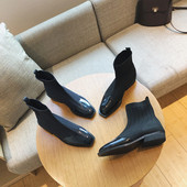 Γυναικέιες σύγχρονες μπότες κατάλληλες για το χειμώνα σε μαύρο χρώμα