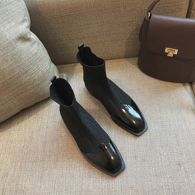 Γυναικέιες σύγχρονες μπότες κατάλληλες για το χειμώνα σε μαύρο χρώμα