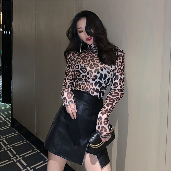 Bluză de damă modernă cu guler înalt și mâneci lungi