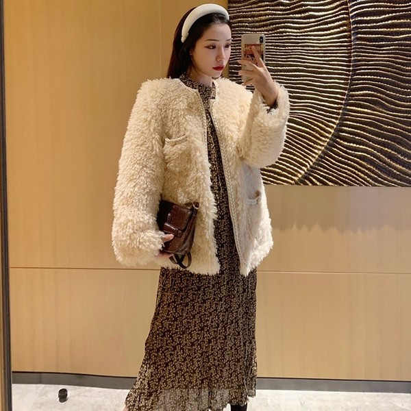 Fehér és bézs színű női pehelykabát zsebekkel