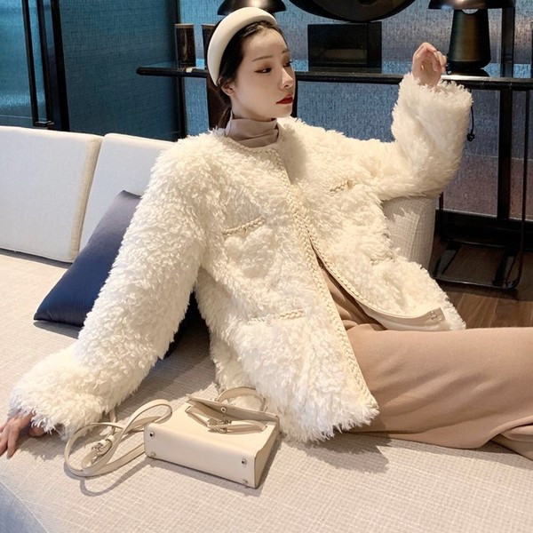 Fehér és bézs színű női pehelykabát zsebekkel