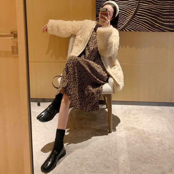 Fehér és bézs színű női pehelykabát zsebekkel