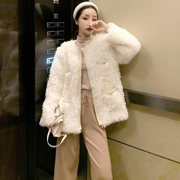 Fehér és bézs színű női pehelykabát zsebekkel