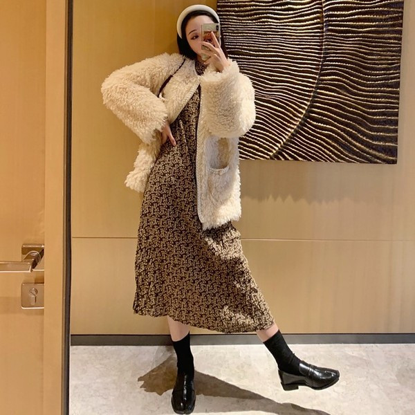 Fehér és bézs színű női pehelykabát zsebekkel