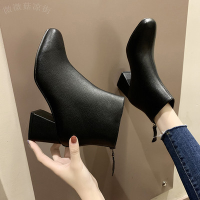 Cizme de dama moderne cu fermoar si toc gros in alb si negru