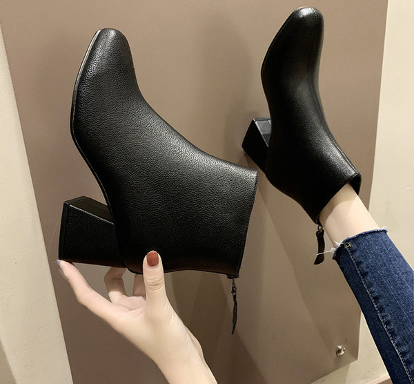 Cizme de dama moderne cu fermoar si toc gros in alb si negru