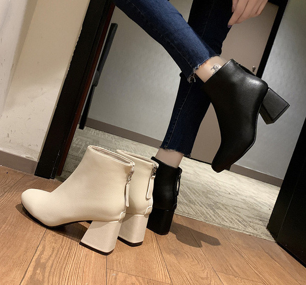 Cizme de dama moderne cu fermoar si toc gros in alb si negru