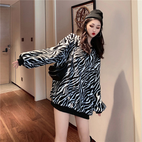 Pulover larg de dama modern cu model animal si decolteu oval