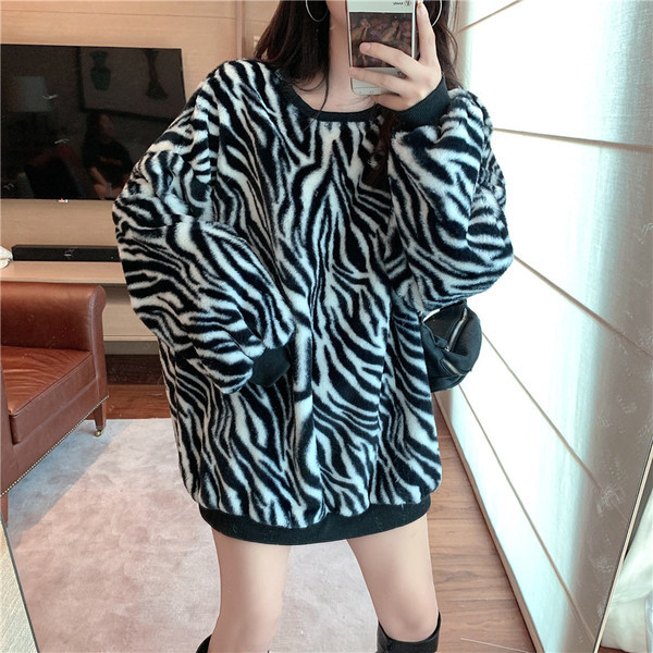 Pulover larg de dama modern cu model animal si decolteu oval