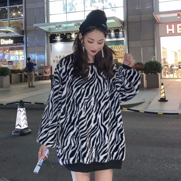 Pulover larg de dama modern cu model animal si decolteu oval