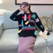 Pulover de dama cu decolteu oval in negru cu model colorat