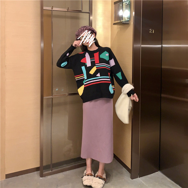 Pulover de dama cu decolteu oval in negru cu model colorat