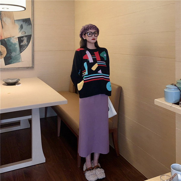 Pulover de dama cu decolteu oval in negru cu model colorat