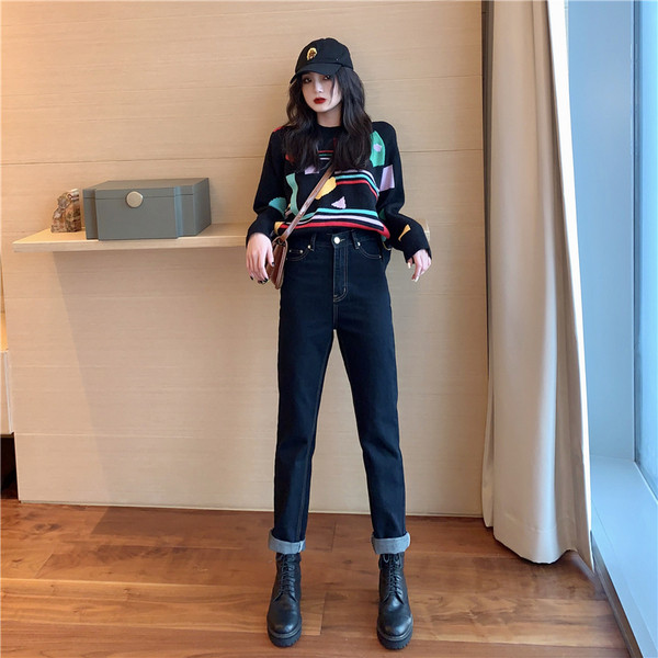 Pulover de dama cu decolteu oval in negru cu model colorat