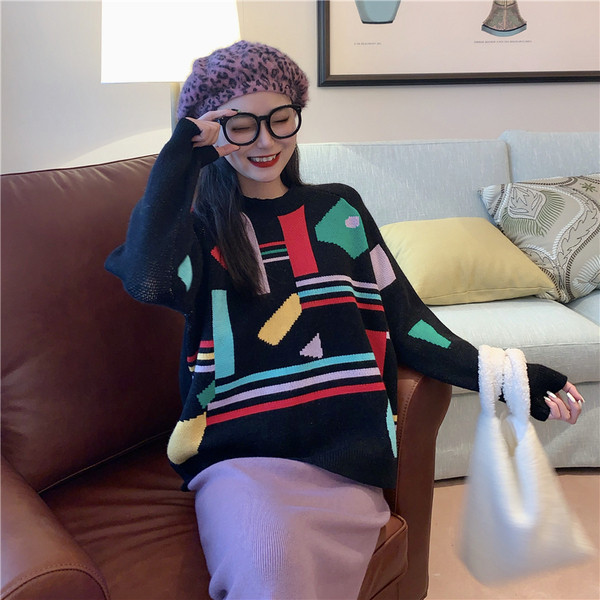 Pulover de dama cu decolteu oval in negru cu model colorat