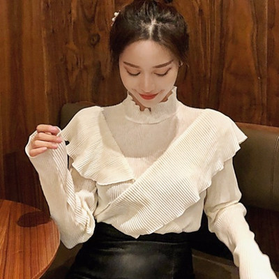 Bluză de damă modernă cu guler înalt și bucle în alb și negru