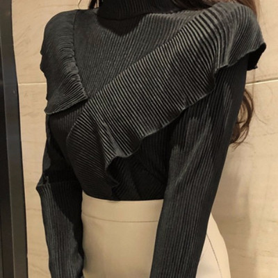 Bluză de damă modernă cu guler înalt și bucle în alb și negru