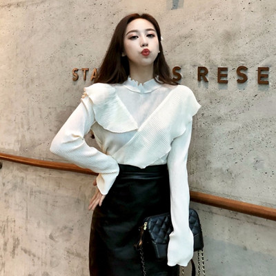 Bluză de damă modernă cu guler înalt și bucle în alb și negru