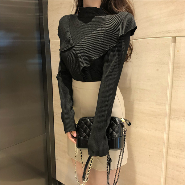 Bluză de damă modernă cu guler înalt și bucle în alb și negru