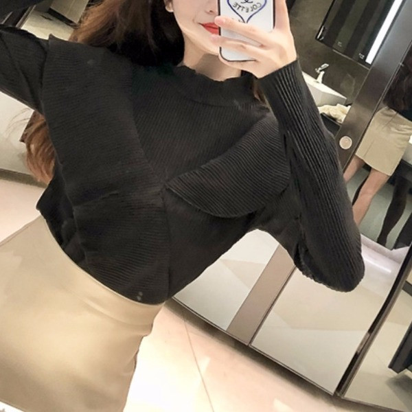 Bluză de damă modernă cu guler înalt și bucle în alb și negru