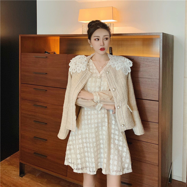 Rochie elegantă de damă, cu mâneci din tul și decolteu spitz în bej și negru