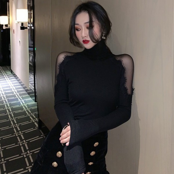 Elegáns testhezálló blúz pólógallérral és tüllvel