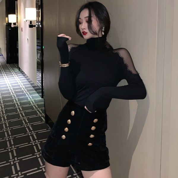 Elegáns testhezálló blúz pólógallérral és tüllvel