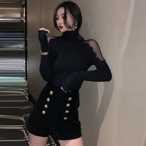 Elegáns testhezálló blúz pólógallérral és tüllvel