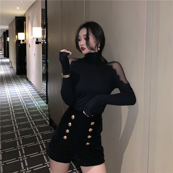 Bluză de damă elegantă în negru și guler polo