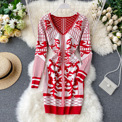 Stílusos női ruha V-nyakú piros és fekete színben