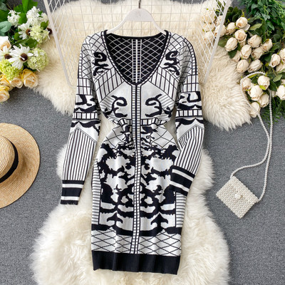 Stílusos női ruha V-nyakú piros és fekete színben