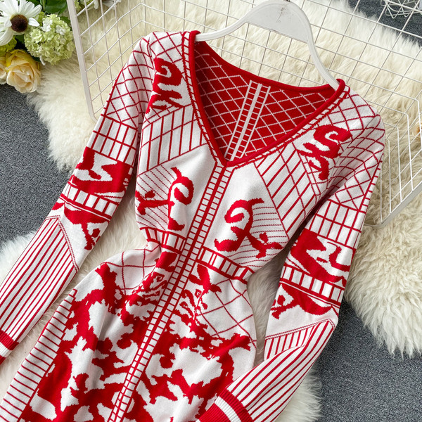 Stílusos női ruha V-nyakú piros és fekete színben