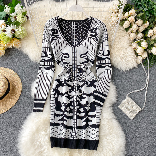 Stílusos női ruha V-nyakú piros és fekete színben