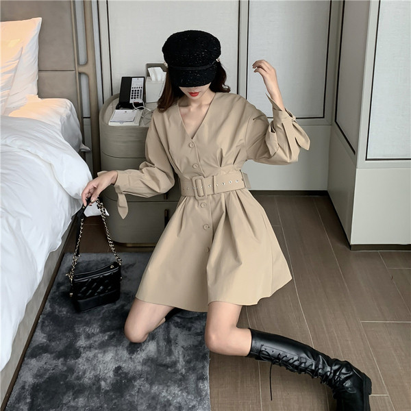 Rochie de dama modern croiala cu curea si nasturi in bej