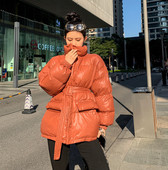 Geacă groasă de iarnă de damă cu centură și buzunare în culorile maro, verde și negru