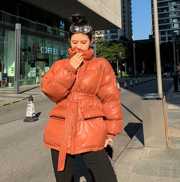 Geacă groasă de iarnă de damă cu centură și buzunare în culorile maro, verde și negru