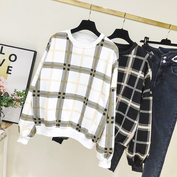 Bluza de dama in carouri model nou cu decolteu O in alb si negru