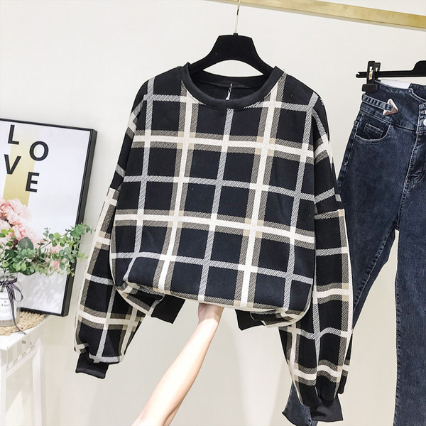 Bluza de dama in carouri model nou cu decolteu O in alb si negru