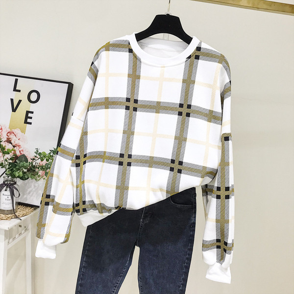 Bluza de dama in carouri model nou cu decolteu O in alb si negru