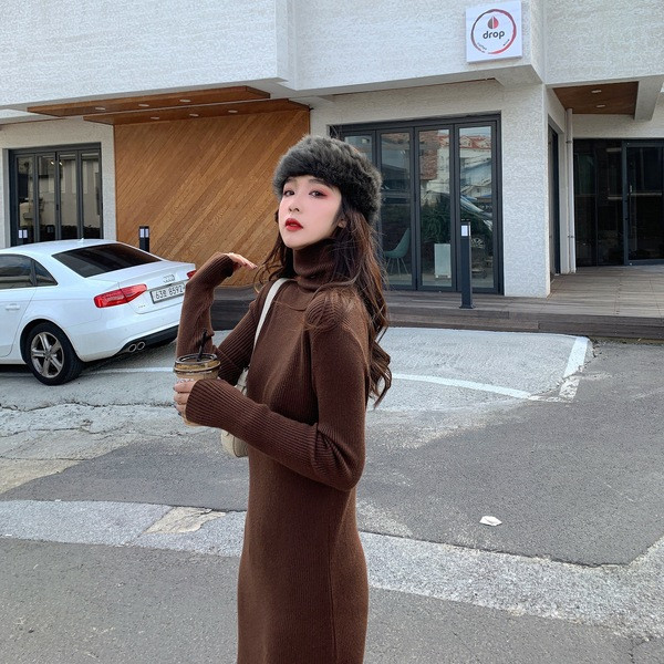 Hosszú kötött ruha pólógallérral - egyenes modell